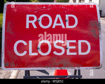 Grand Bardfield Essex UK le pont sur la rivière Pant est fermée pour travaux menant à des routes fermées détournements et des interdictions de stationnement. Certaines rues ont été nettoyées des voitures. Banque D'Images