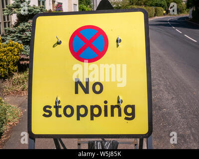 Grand Bardfield Essex UK le pont sur la rivière Pant est fermée pour travaux menant à des routes fermées détournements et des interdictions de stationnement. Certaines rues ont été nettoyées des voitures. Banque D'Images