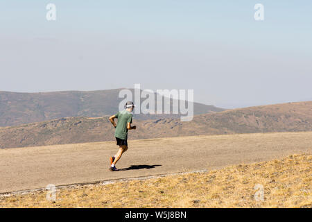 Homme qui court, à 2500m d'altitude, les montagnes de la Sierra Nevada, la saison d'été. Grenade, Andalousie, espagne. Banque D'Images