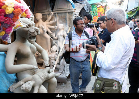 L'argile, idole de la Déesse Durga, en préparation pour le Bengale Durga Puja festival à Kumartuli Calcutta. Photographe est d'essayer de saisir les instants. Banque D'Images