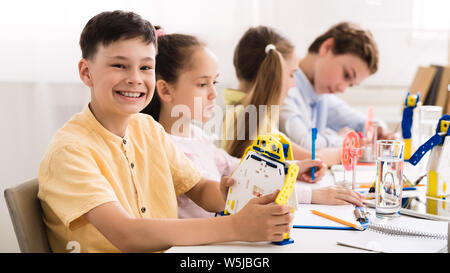 L'éducation de la tige. La création de robot garçon Banque D'Images