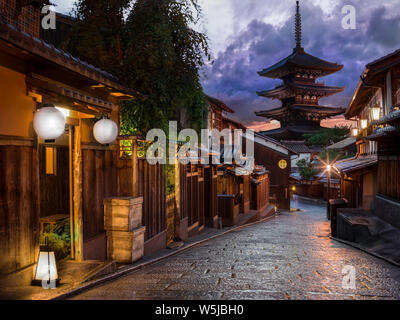 Rue traditionnelle vide avec pagode et maisons en bois machiya près de Gion, Kyoto, Japon Banque D'Images