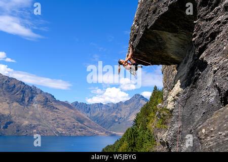 Sarah Hay escalade à Arawata Terrasse, Queenstown, Nouvelle-Zélande Banque D'Images