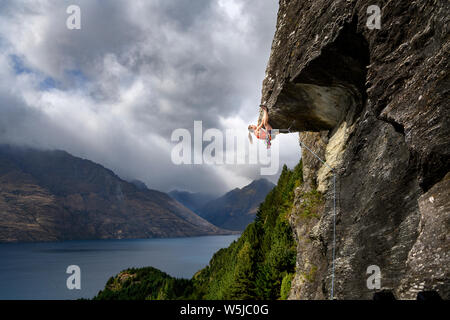 Sarah Hay escalade à Arawata Terrasse, Queenstown, Nouvelle-Zélande Banque D'Images