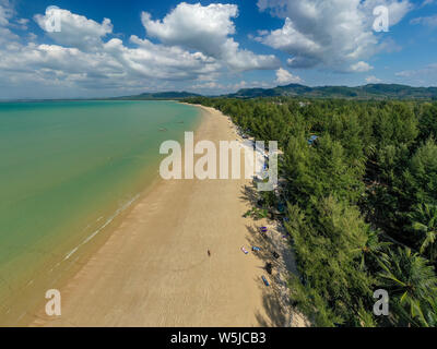 Drone aérien sur le magnifique paysage, plage tropicale tranquille entouré de verdure Banque D'Images