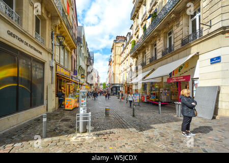 L'une des nombreuses rues colorées pittoresque avec des magasins et cafés dans le centre ville de Rouen, Normandie, France. Banque D'Images