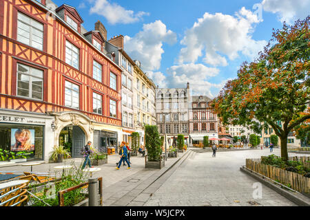 Maisons à ossature bois une ligne de place au centre de la ville médiévale de Rouen France avec des boutiques, un café-terrasse et les touristes profitant d'une journée ensoleillée d'automne Banque D'Images