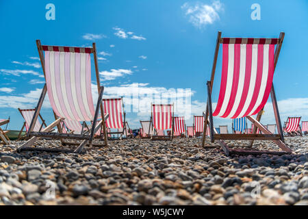 La bière, au sud de l'est du Devon, Angleterre. Lundi 29 juillet 2019. Météo britannique. Avec un ciel bleu et une douce brise, la plage de la pittoresque village de bord de la bière voit moins de touristes assis dans les chaises longues en pleine tempête devrait frapper la côte sud du Devon plus tard aujourd'hui. Credit : Terry Mathews/Alamy Live News Banque D'Images