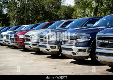 Tout nouveau camions ram à vendre véhicule sur un lot de vente de voiture en Floride usa États-Unis d'Amérique Banque D'Images