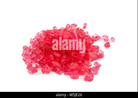 Un tas de sel de roche marine rouge isolé sur fond blanc Banque D'Images