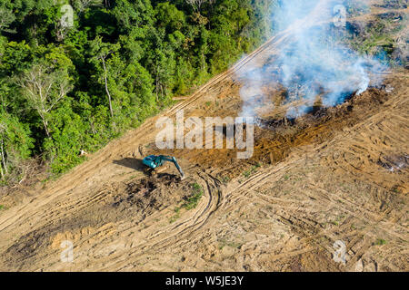 De haut en bas Vue aérienne de la déforestation - jungle être démontés et brûlés pour faire place aux plantations en Thaïlande Banque D'Images