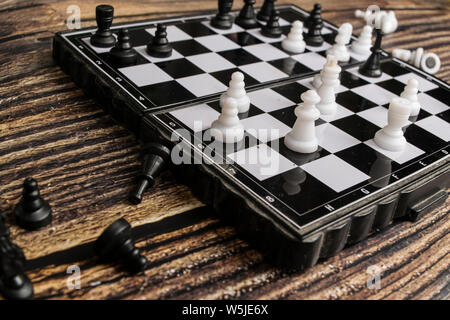 Petite poche échecs sur une table en bois. Banque D'Images