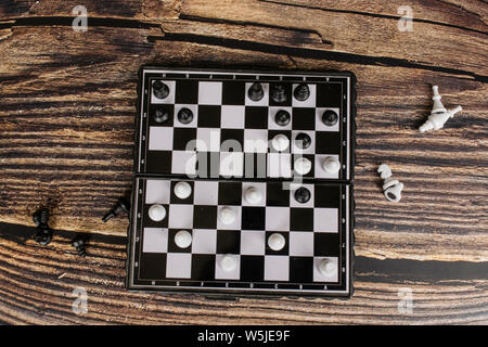Petite poche échecs sur une table en bois. Banque D'Images