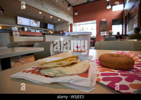 Petit-déjeuner Dunkin Donuts enveloppements d'œufs et de café bague donut traditionnel dans un restaurant en Floride usa États-Unis d'Amérique Banque D'Images