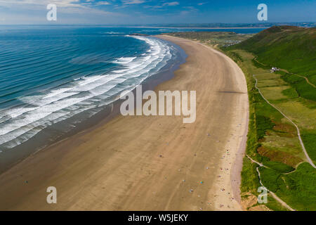 Vue aérienne de l'immense plage de sable fin et de vertes collines Rhossili, Swansea Banque D'Images