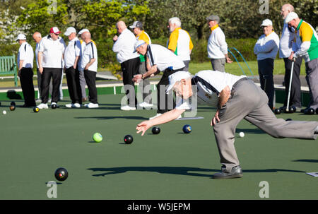 Les hommes âgés jouant Lawn Bowls/bowling, bowling green de la couronne. UK Banque D'Images