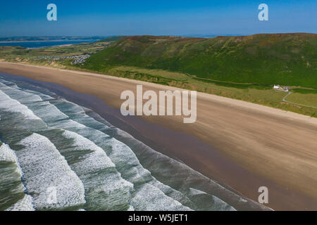 Vue aérienne d'une immense plage de sable doré, et de l'Océan surf Banque D'Images