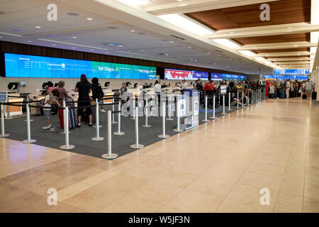 Vérifier dans un bureau dans un terminal de l'aéroport international d'Orlando florida usa terminal AGC United States of America Banque D'Images