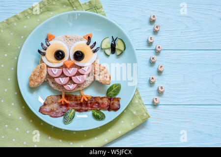 Fun food for kids - cute little owl toast sandwich avec des saucisses et des œufs Banque D'Images