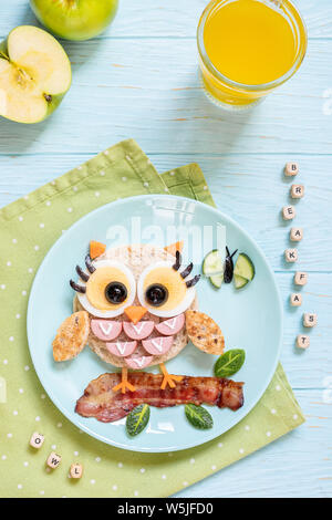 Fun food for kids - cute little owl toast sandwich avec des saucisses et des œufs Banque D'Images