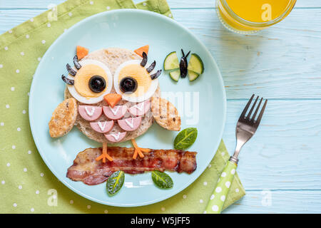 Fun food for kids - cute little owl toast sandwich avec des saucisses et des œufs Banque D'Images