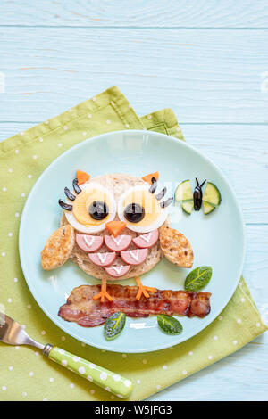 Fun food for kids - cute little owl toast sandwich avec des saucisses et des œufs Banque D'Images