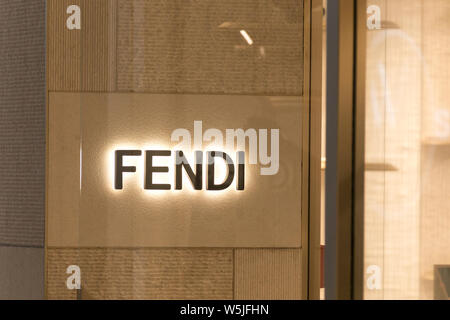 NEW YORK, USA - 17 mai, 2019 : logo Fendi à l'entrée d'une boutique Prada à New York. Fendi est une société internationale de la mode de luxe italienne. Banque D'Images