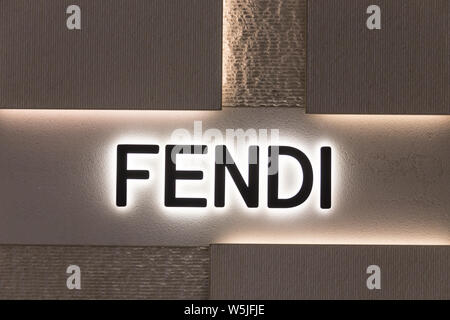 NEW YORK, USA - 17 mai, 2019 : logo Fendi à l'entrée d'une boutique Prada à New York. Fendi est une société internationale de la mode de luxe italienne. Banque D'Images