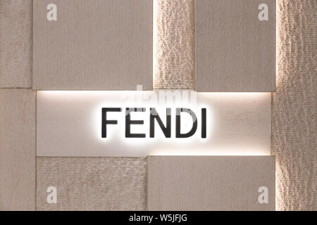 NEW YORK, USA - 17 mai, 2019 : logo Fendi à l'entrée d'une boutique Prada à New York. Fendi est une société internationale de la mode de luxe italienne. Banque D'Images