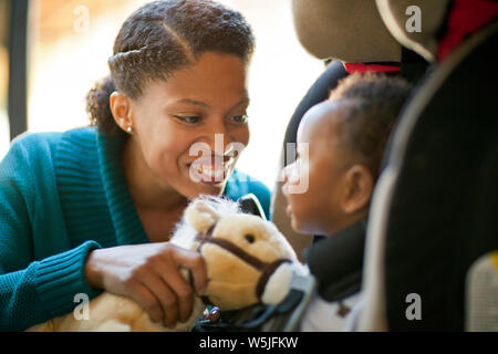 Smiling mother jouant avec son bébé. Banque D'Images