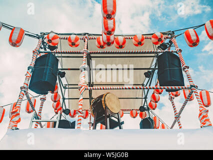 Le stade de la Yagura avec un grand tambour taiko japonais Etalon. Rouge-blanc papier lanternes Chochin décors pour la maison de Obon quand les gens de danse Bon Banque D'Images