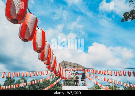 Le stade de la Yagura avec un grand tambour taiko japonais Etalon. Rouge-blanc papier lanternes Chochin décors pour la maison de Obon quand les gens de danse Bon Banque D'Images