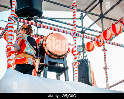 Le stade de la Yagura avec un batteur girl big taiko japonais Wadaiko. Rouge-blanc papier lanternes Chochin décors pour la maison de Obon quand les gens Banque D'Images