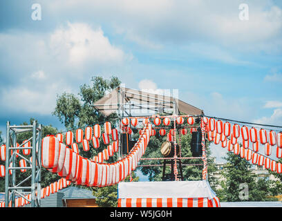 Le stade de la Yagura avec un grand tambour taiko japonais Etalon. Rouge-blanc papier lanternes Chochin décors pour la maison de Obon quand les gens de danse Bon Banque D'Images