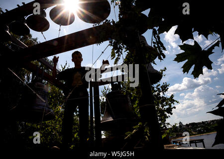 La sonnerie de cloche sonne les cloches pendant le festival de "la sonnerie avant de Spass' dans l'oblast de Iaroslavl, ville Perm, Russie Banque D'Images