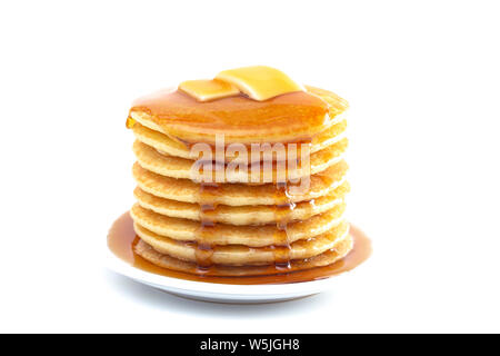 Pile de crêpes au babeurre frais avec du beurre et du sirop d'Isoalted sur fond blanc Banque D'Images