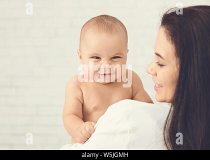 Portrait de bébé et sa mère Angélique Banque D'Images