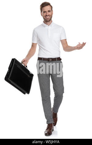 Balade smart casual man with briefcase est accueillant sur fond blanc Banque D'Images