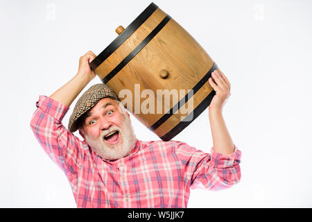 Barbu homme porter senior pour le vin tonneau en bois fond blanc. La production de vin tradition familiale. Produits de fermentation. Vin naturel fabriqué à partir de raisins biologiques. Winery concept. Vin maison. Banque D'Images