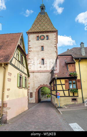 Gate tower sur la Route des Vins d'Alsace, village Bergheim, Alsace, France, ville médiévale wall Banque D'Images