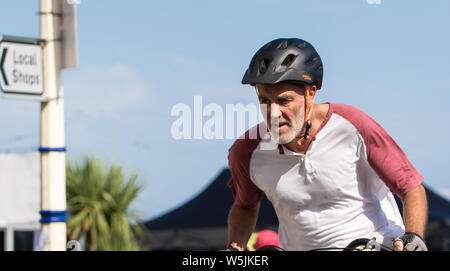 Les coureurs de tous niveaux et sur quelques machines intéressantes et de course dans les rues de cycle et l'ensemble de Eastbourne downs du sud de Sussex Banque D'Images