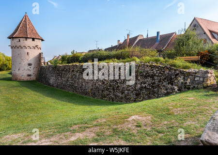 Mur de la ville bien conservée avec tour d'angle du village Bergheim, Alsace, Route des Vins, France Banque D'Images