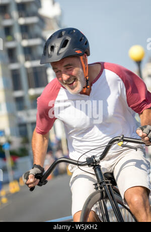 Les coureurs de tous niveaux et sur quelques machines intéressantes et de course dans les rues de cycle et l'ensemble de Eastbourne downs du sud de Sussex Banque D'Images
