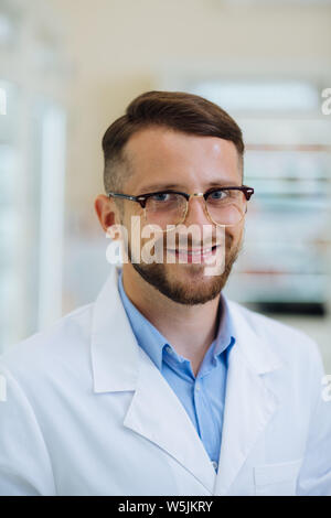Portrait de bel homme que travailler en drug store Banque D'Images
