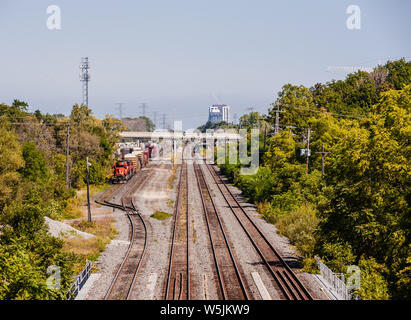 BURLINGTON, ONTARIO, CANADA - LE 23 SEPTEMBRE 2018 : plusieurs voies de chemin de fer vers l'Est, avec un train de marchandises en stationnement sur la voie d'évitement. Banque D'Images