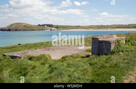 Padstow, Cornwall, Angleterre, Mai 2019, les vestiges de la Première Guerre mondiale, deux structures défensives peuvent être vus le long de la côte. Banque D'Images