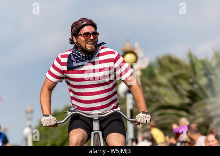 Les coureurs de tous niveaux et sur quelques machines intéressantes et de course dans les rues de cycle et l'ensemble de Eastbourne downs du sud de Sussex Banque D'Images