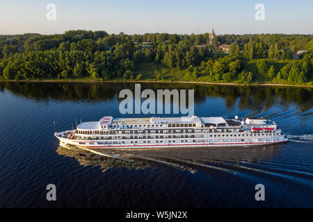 Le passager river bateau "Viking Akun" va le long de la Volga au-delà de l'ancienne ville de Perm (Ex. Romanov-Borisoglebsk), l'Oblast de Iaroslavl Banque D'Images