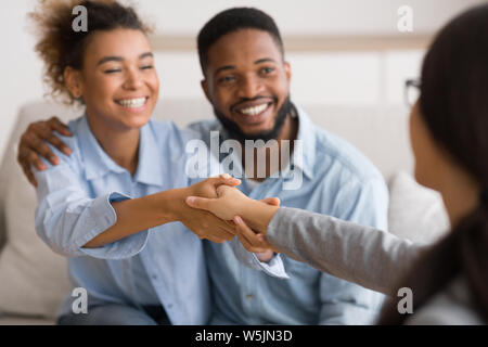 Couple Afro avec poignée de conseiller de mariage In Office Banque D'Images