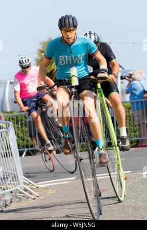 Les coureurs de tous niveaux et sur quelques machines intéressantes et de course dans les rues de cycle et l'ensemble de Eastbourne downs du sud de Sussex Banque D'Images